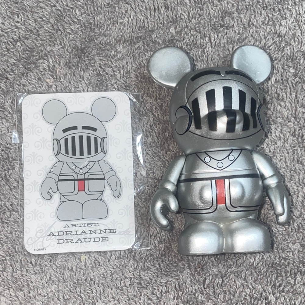 🌵 Retired Disney Vinylmation ‘Knight in Armor’ from the "Urban 5 series”!